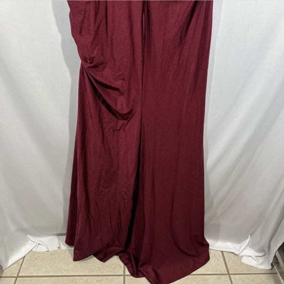 NEW‎ $360 La Femme Curve [ 16 ] Satin V Neck Trumpet Gown in Dark Berry - Picture 11 of 13